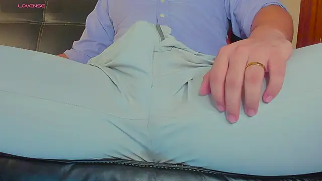 Snapshot of MrLonely02 chatting on December 17, 1:50 am MrLonely02 online show from December 17, 1:50 am