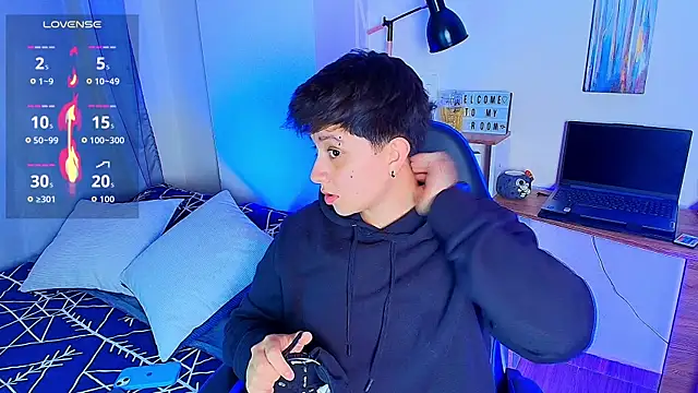 Snapshot of aron_wi chatting on December 17, 10:05 pm aron wi online show from December 17, 10:05 pm