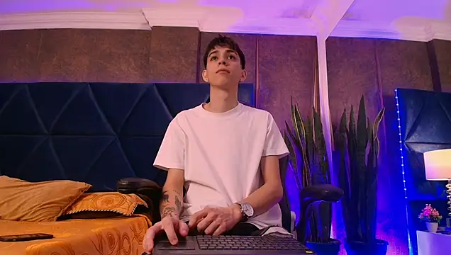 Lion Foster01 online show from December 3, 7:34 pm