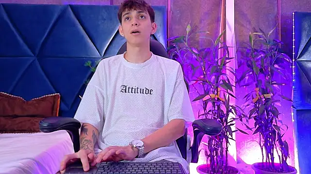 Lion Foster01 online show from December 18, 9:54 pm