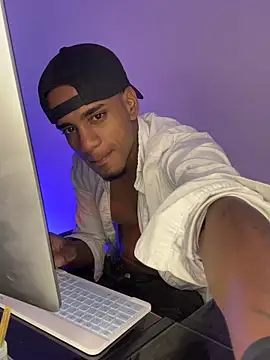 AaronCruz  online show from May 1, 11:53 pm