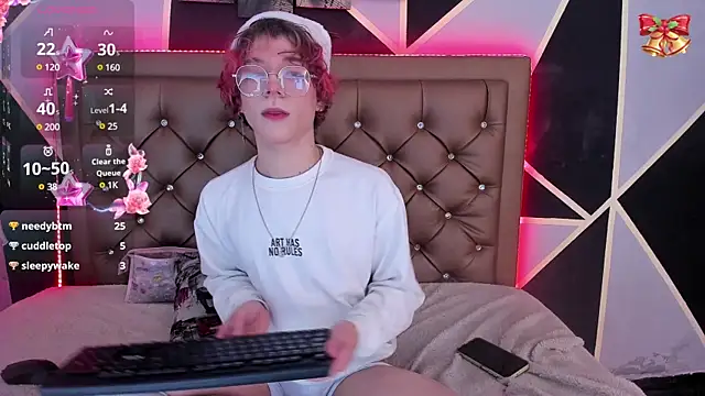 Snapshot of Max_lover1 chatting on December 24, 10:17 pm Max lover1 online show from December 24, 10:17 pm