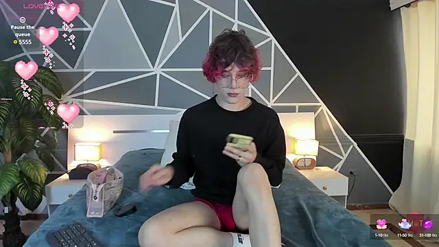 Snapshot of Max_lover1 chatting on March 19, 8:43 pm Max lover1 online show from March 19, 8:43 pm