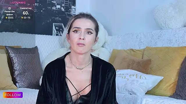 Sarah-Hart online show from November 28, 1:36 pm