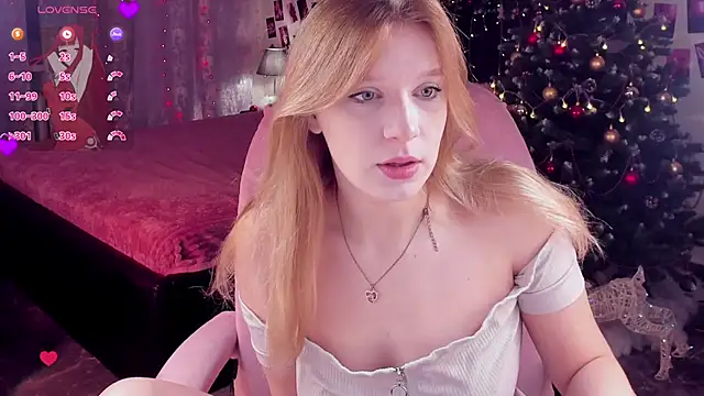 Snapshot of KarambaMoon chatting on December 1, 8:36 pm KarambaMoon online show from December 1, 8:36 pm