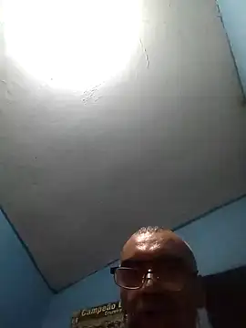 Snapshot of hugosafado333 chatting on December 14, 3:18 am hugosafado333 online show from December 14, 3:18 am