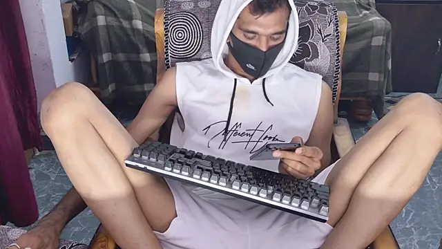 Snapshot of Habibi_big_b chatting on May 10, 8:41 am Habibi big b online show from May 10, 8:41 am