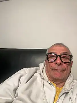 Snapshot of 4n4l1zz4m1 chatting on February 15, 8:27 pm 4n4l1zz4m1 online show from February 15, 8:27 pm