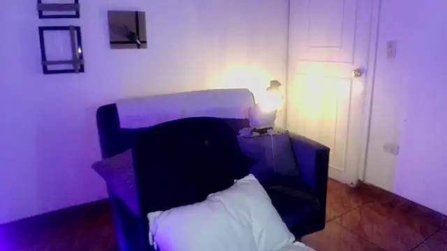 Snapshot of Emilyswan04 chatting on February 22, 2:17 am Emilyswan04 online show from February 22, 2:17 am