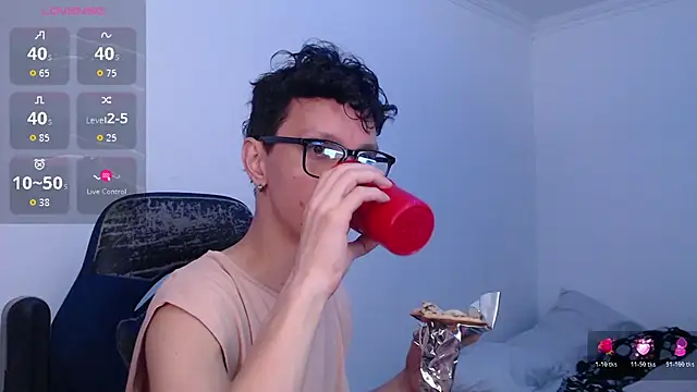 Snapshot of bryamado69 chatting on July 8, 1:54 am bryamado69 online show from July 8, 1:54 am