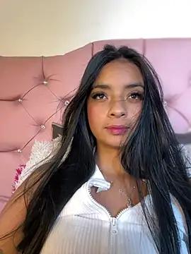 Laura fernandezII online show from February 4, 5:45 pm