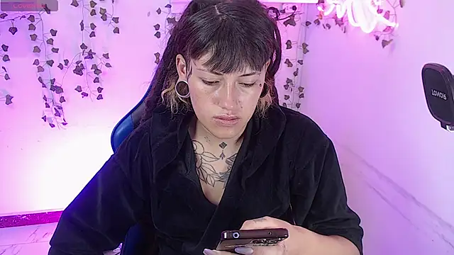 Snapshot of _sharlotte777 chatting on May 4, 2:24 pm sharlotte777 online show from May 4, 2:24 pm