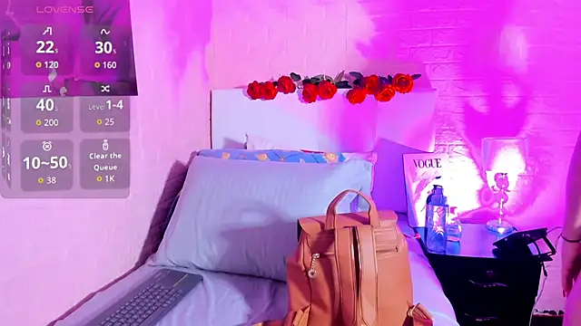 LYAA COLLINS  online show from November 27, 11:34 am