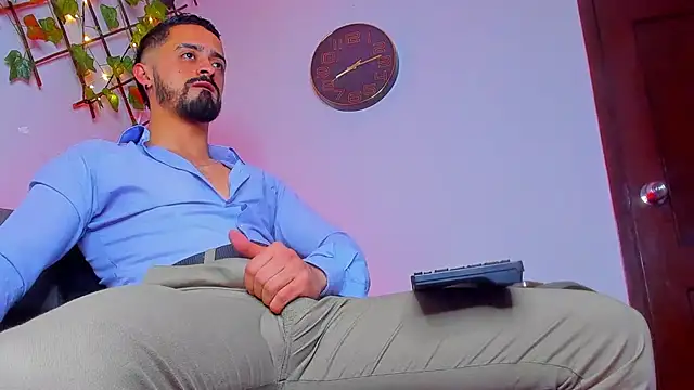 Snapshot of MAXIMUS_MASTE3 chatting on December 14, 1:16 pm MAXIMUS MASTE3 online show from December 14, 1:16 pm