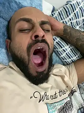 islandvybee55 online show from January 29, 1:05 am