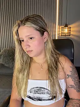 Snapshot of MiaPetit_ chatting on September 28, 10:15 pm MiaPetit  online show from September 28, 10:15 pm