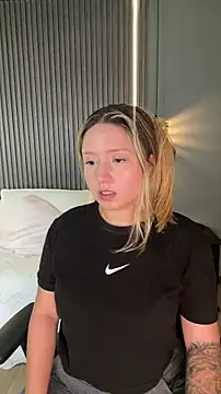 Snapshot of MiaPetit_ chatting on November 15, 1:14 am MiaPetit online show from November 15, 1:14 am