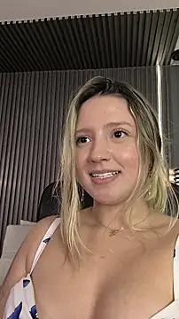 Snapshot of MiaPetit_ chatting on December 3, 8:18 pm MiaPetit online show from December 3, 8:18 pm