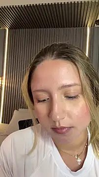 Snapshot of MiaPetit_ chatting on December 5, 8:38 pm MiaPetit online show from December 5, 8:38 pm