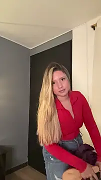 Snapshot of MiaPetit_ chatting on December 17, 8:04 pm MiaPetit online show from December 17, 8:04 pm