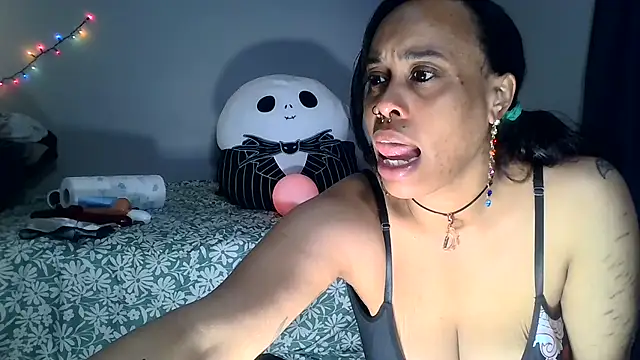 Snapshot of loveluna8 chatting on December 22, 10:47 pm loveluna8 online show from December 22, 10:47 pm