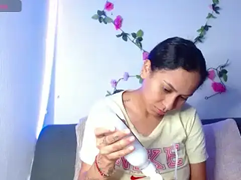 Snapshot of Cereza_horny chatting on December 4, 5:05 am Cereza horny online show from December 4, 5:05 am