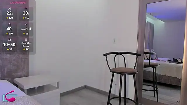 Snapshot of MaxiRogers chatting on March 1, 11:06 am MaxiRogers online show from March 1, 11:06 am