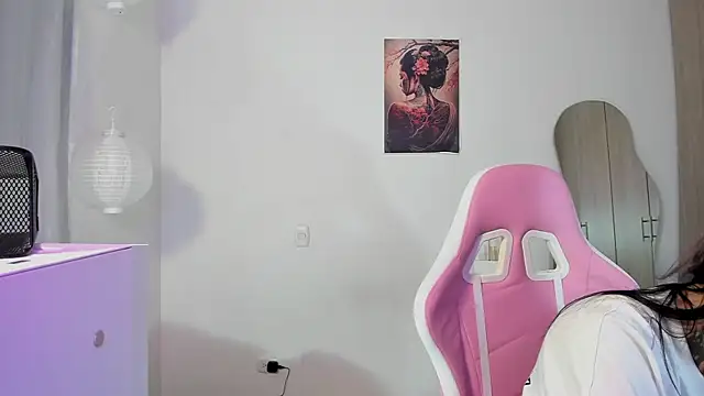 HollyHudsonn online show from March 12, 4:35 pm