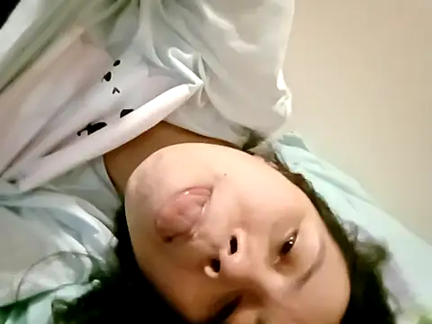 Snapshot of doggiepossession chatting on March 18, 6:57 am doggiepossession online show from March 18, 6:57 am