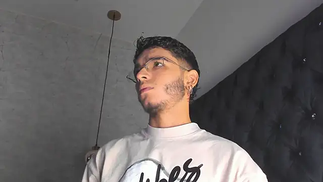 Ian Castillo  online show from February 19, 11:17 am