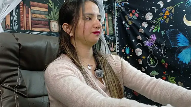 Snapshot of julietta___jackson chatting on May 1, 2:27 am julietta jackson online show from May 1, 2:27 am