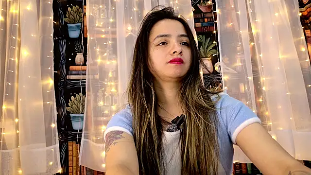 Snapshot of julietta___jackson chatting on May 8, 10:15 pm julietta jackson online show from May 8, 10:15 pm