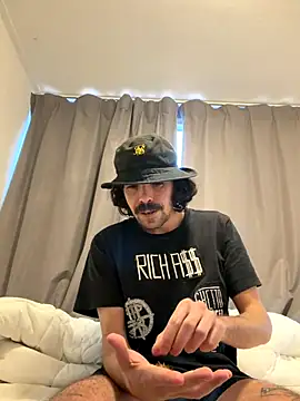 wolfwhite95 online show from November 11, 1:33 pm