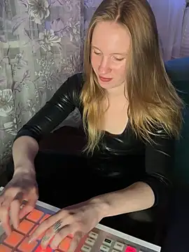 Snapshot of saint_cat25 chatting on May 11, 8:28 pm saint cat25 online show from May 11, 8:28 pm
