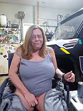 Snapshot of MsShelby40 chatting on December 5, 10:12 pm MsShelby40 online show from December 5, 10:12 pm