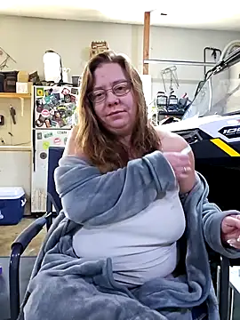 Snapshot of MsShelby40 chatting on December 6, 4:17 pm MsShelby40 online show from December 6, 4:17 pm