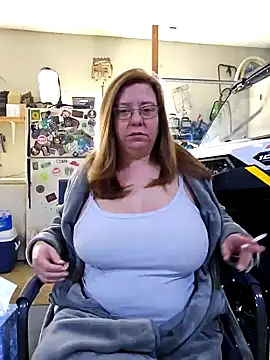 Snapshot of MsShelby40 chatting on December 17, 3:39 pm MsShelby40 online show from December 17, 3:39 pm