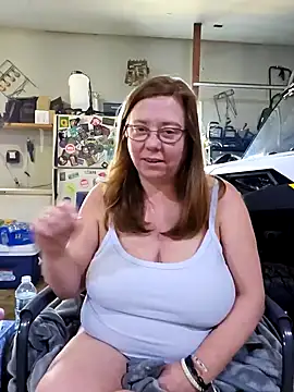 Snapshot of MsShelby40 chatting on December 17, 6:42 pm MsShelby40 online show from December 17, 6:42 pm