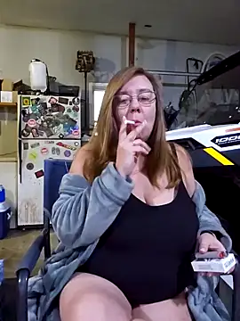 Snapshot of MsShelby40 chatting on December 17, 10:32 pm MsShelby40 online show from December 17, 10:32 pm