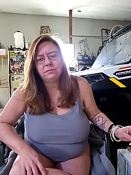 Snapshot of MsShelby40 chatting on December 28, 5:14 pm MsShelby40 online show from December 28, 5:14 pm