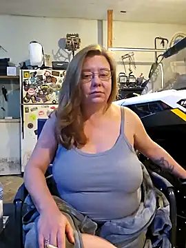 Snapshot of MsShelby40 chatting on December 28, 9:51 pm MsShelby40 online show from December 28, 9:51 pm