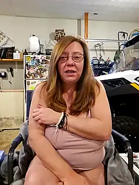 Snapshot of MsShelby40 chatting on January 2, 10:22 pm MsShelby40 online show from January 2, 10:22 pm