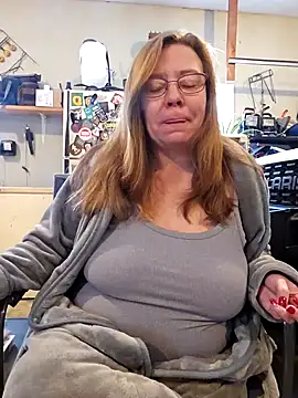 Snapshot of MsShelby40 chatting on January 11, 5:40 pm MsShelby40 online show from January 11, 5:40 pm