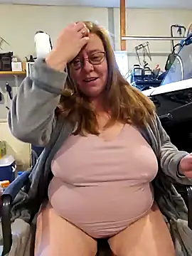 Snapshot of MsShelby40 chatting on February 11, 4:35 pm MsShelby40 online show from February 11, 4:35 pm