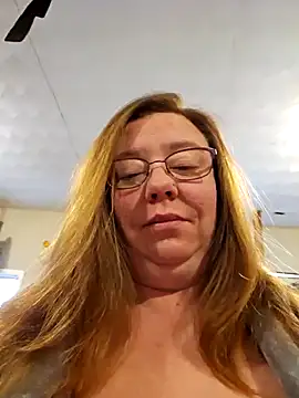 Snapshot of MsShelby40 chatting on February 13, 10:11 pm MsShelby40 online show from February 13, 10:11 pm