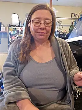 Snapshot of MsShelby40 chatting on February 20, 9:53 pm MsShelby40 online show from February 20, 9:53 pm