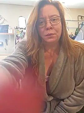 Snapshot of MsShelby40 chatting on February 21, 4:37 pm MsShelby40 online show from February 21, 4:37 pm