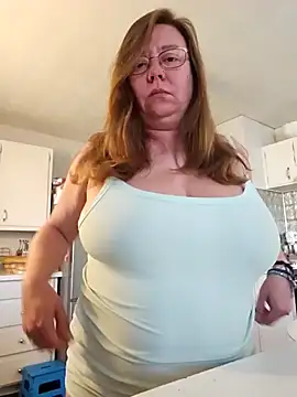 Snapshot of MsShelby40 chatting on March 11, 4:07 pm MsShelby40 online show from March 11, 4:07 pm