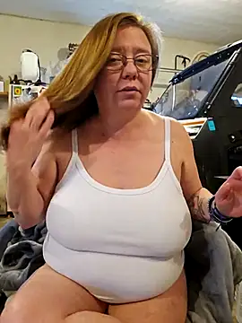 Snapshot of MsShelby40 chatting on March 21, 10:39 pm MsShelby40 online show from March 21, 10:39 pm