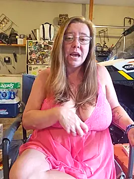 Snapshot of MsShelby40 chatting on September 20, 10:11 pm MsShelby40 online show from September 20, 10:11 pm